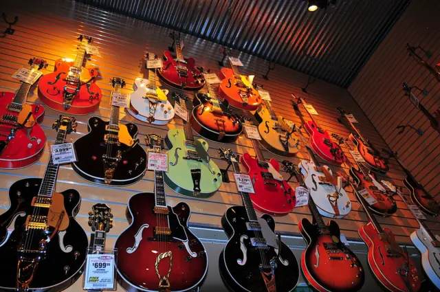 好萊塢 Sam Ash 分店牆上掛滿的 Gretsch 等電吉他(2009 年);這家百年連鎖樂器行在 2024 年清算關店