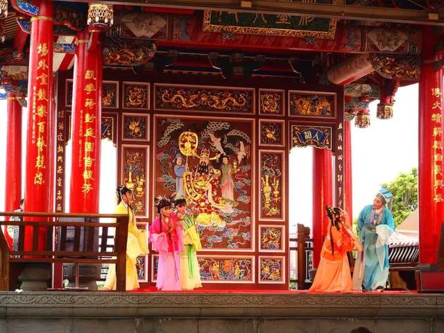 宜蘭傳統藝術中心廟宇戲台上的歌仔戲演出,離傳說中歌仔戲起源的員山結頭份並不遠