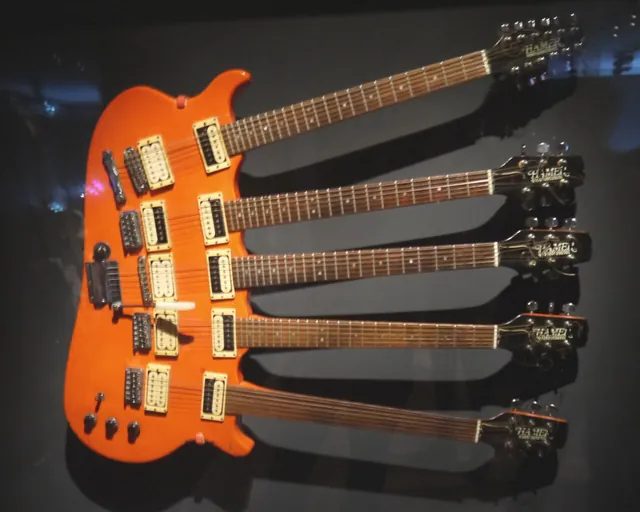 大都會藝術博物館《Play It Loud》展出瑞克·尼爾森 1981 年的五頸 Hamer 吉他。