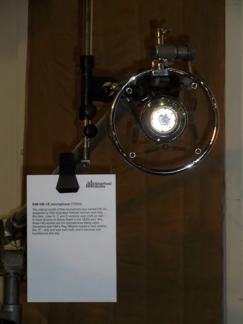 艾比路錄音室展示的 1930 年代 EMI HB-1E 麥克風,最早的 HB-1A 由霍爾曼(Herbert Holman)和立體聲發明人布魯姆萊恩設計