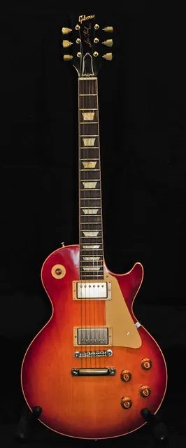 一把 Gibson Custom Shop 的 VOS 塗裝 1958 年款 Les Paul,屬於整體霧面、柔和的做舊風格。