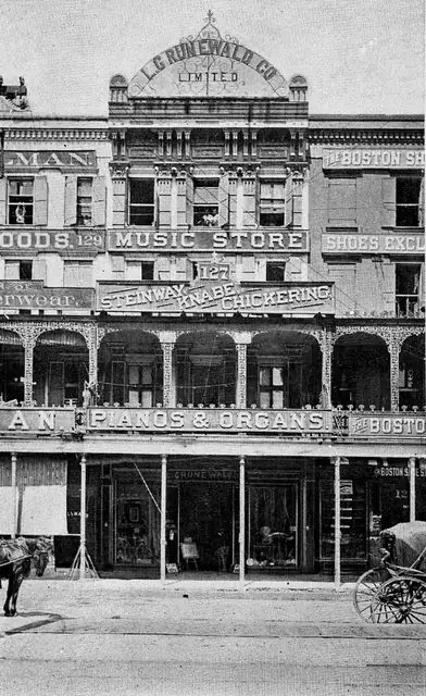 1894 年紐奧良運河街 715 號的格魯內瓦爾德樂器行,招牌上寫著 MUSIC STORE 和幾家鋼琴品牌。