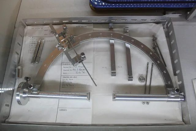 英國 Glenside 博物館展出的立體定位視丘切開術頭架,這類頭架用來把電極精準送到腦部深處的目標。