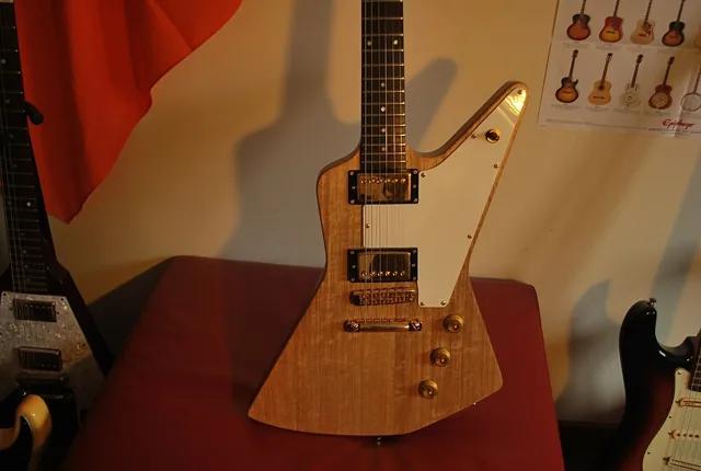 Explorer 造型示意:1989 年日本 Orville by Gibson 的 Korina 木 Explorer 原型琴