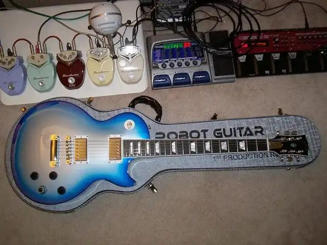 2007 年第一批生產的 Gibson Robot Guitar,弦鈕內建馬達可以自動調音。