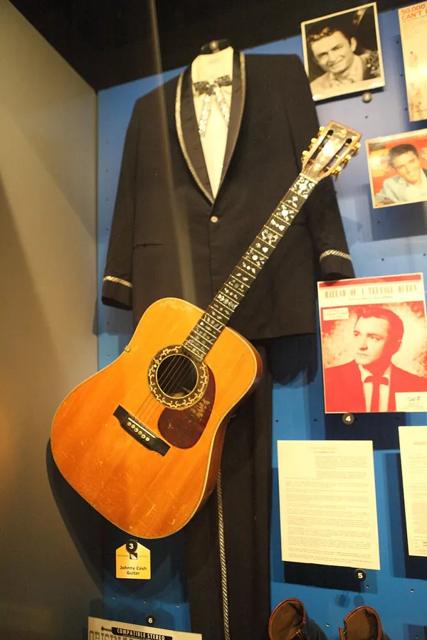 搖滾名人堂展出的強尼·凱許 1943 年 Martin D-28