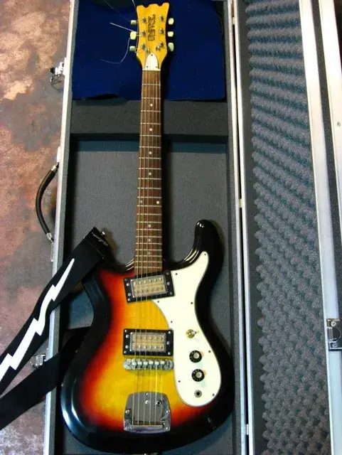 1970 年代日本製的 Univox Hi-Flier,柯本成名前最常用、也最常砸的便宜琴。