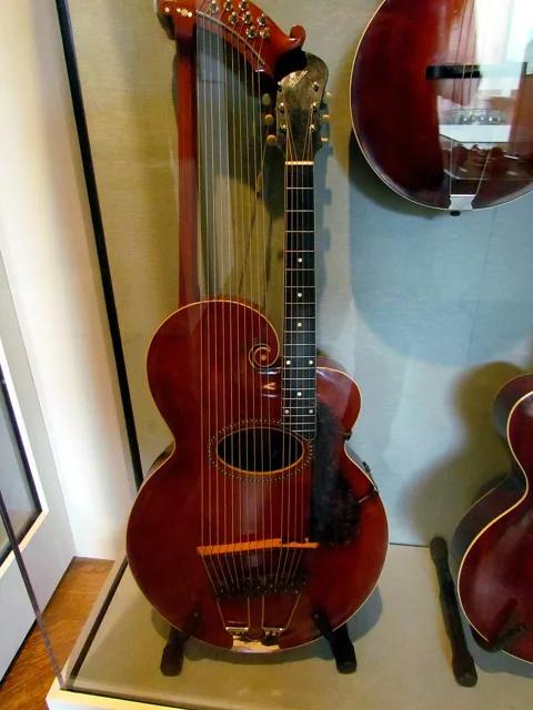 大都會藝術博物館展出的 Gibson Style U 豎琴吉他（1917 年，序號 26084）