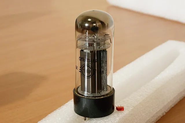 列寧格勒「斯維特拉娜」工廠 1961 年的試作管 589,是蘇聯仿製 EL34 的嘗試,後來成為 6P27S