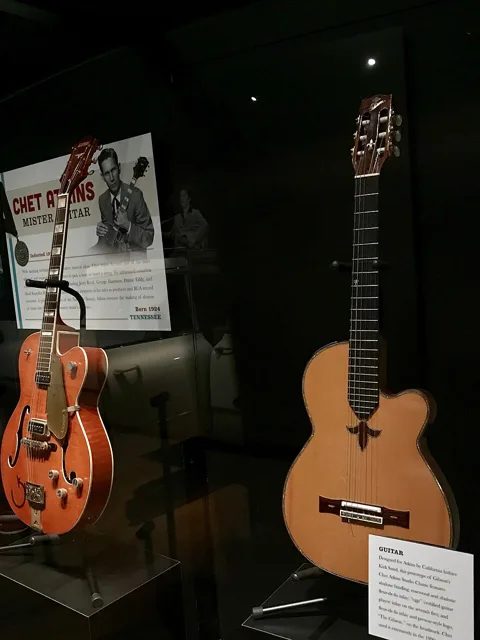 切特·阿特金斯本人的 Gretsch 6120 G-Brand(左),鄉村音樂名人堂博物館展出。