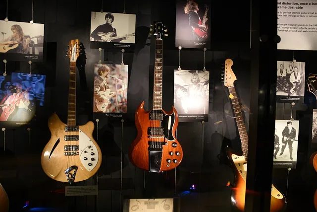 西雅圖流行文化博物館(MoPOP)展出的 Rickenbacker 360/12(左),展示說明寫麥金用它錄了〈Mr. Tambourine Man〉。