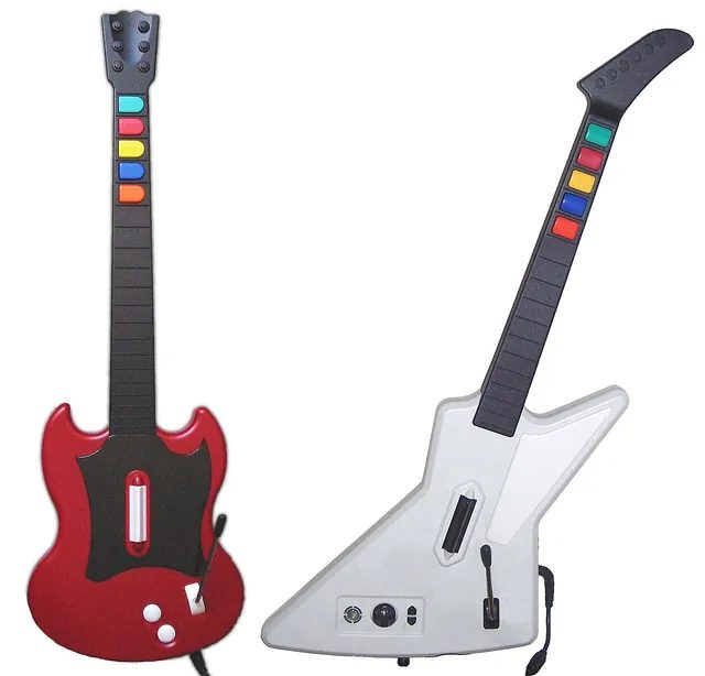 《吉他英雄 II》的吉他控制器，左邊這把照 Gibson SG 外形縮小，琴頸上只有五顆彩色按鈕和一根撥弦桿。