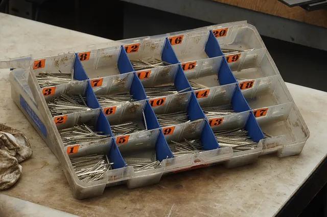美國賓州馬丁吉他工廠裡一盒剪好待用的品絲；今天的品絲都是一截截帶倒鉤的 T 型金屬條