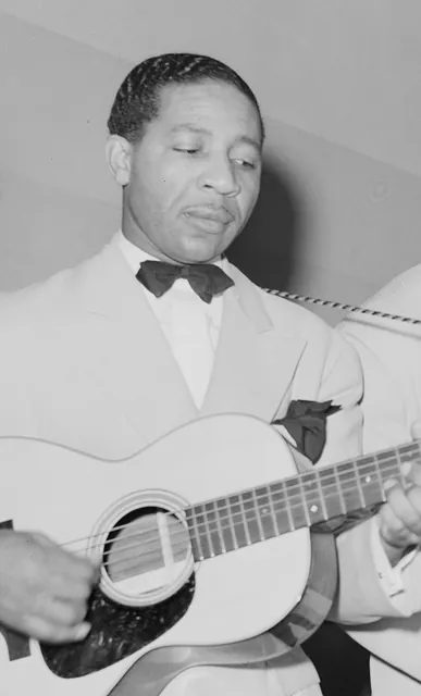 1941 年 4 月,朗尼·強生在芝加哥一間酒館演出;他在 1925 年錄下〈Mr. Johnson's Blues〉,後來又和艾迪·朗合錄吉他二重奏