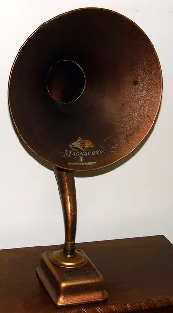 約 1924 年的 Magnavox M-1A 號角喇叭；詹森和普利丹的「大聲音」，最早就是這種接在收音機上的號角模樣