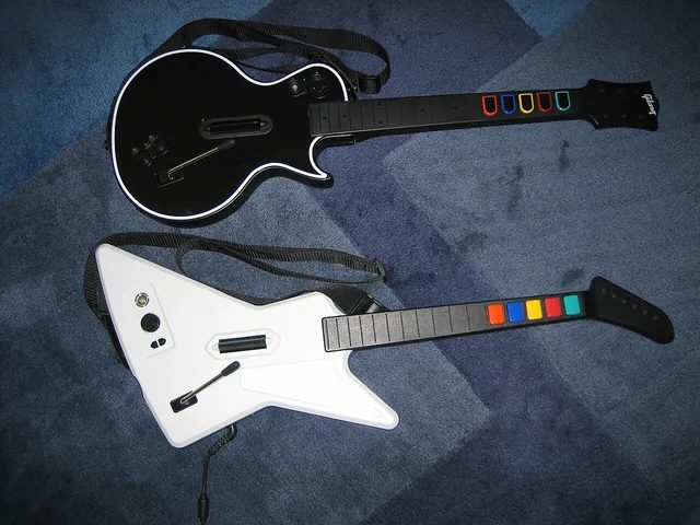 Xbox 360 版《吉他英雄 II》的 Gibson X-Plorer 與《吉他英雄 III》的 Les Paul 控制器，都照 Gibson 琴款製作。