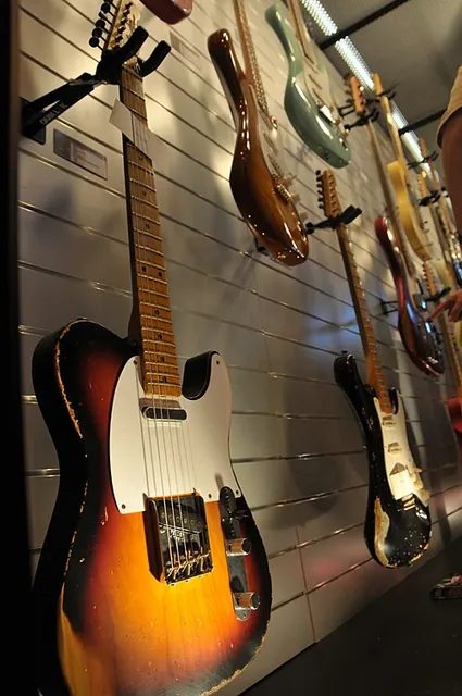 Fender Custom Shop 的 1958 年款 Heavy Relic Telecaster,大面積磨到木頭的漆面要靠大量手工做出來。