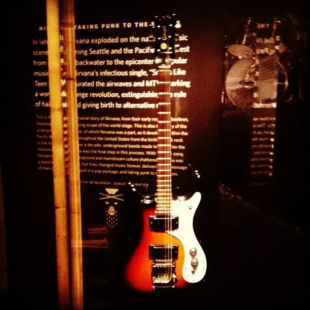 科特·柯本用過的 1960 年代 Mosrite Mark IV Gospel,西雅圖 EMP 博物館(今 MoPOP)超脫樂團展。