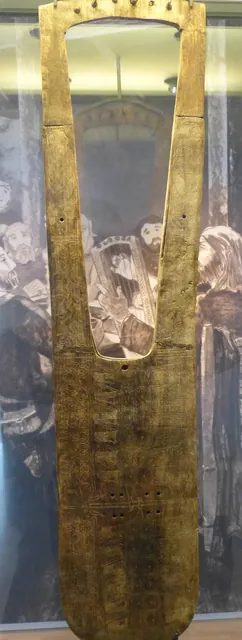 德國特羅辛根(Trossingen)墓中出土的六世紀里拉琴,木頭保存得相當完整,幫學者確認了這類樂器的形狀。