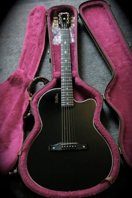 Gibson 的 Chet Atkins SST 電木吉他，是他晚年與 Gibson 合作的琴款之一