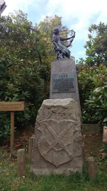 馬克諾伊基興樂器博物館花園裡的提琴師傅紀念雕像