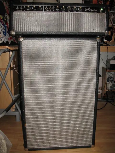 一台 1965 年的芬達 Bandmaster 分離式音箱，喇叭箱裡裝的是原廠的 Jensen 12 吋喇叭；1940 到 1960 年代，美國音箱大多是這樣的組合