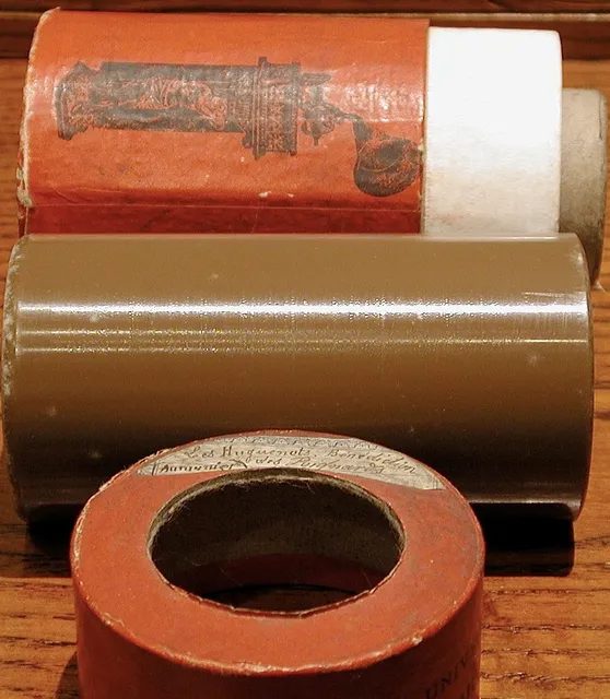 1890 年代的棕色蠟筒與收納盒;西蒙·拉米雷斯在馬德里錄下的〈愛的羅曼史〉早期版本,就是錄在這一類棕色蠟筒上。