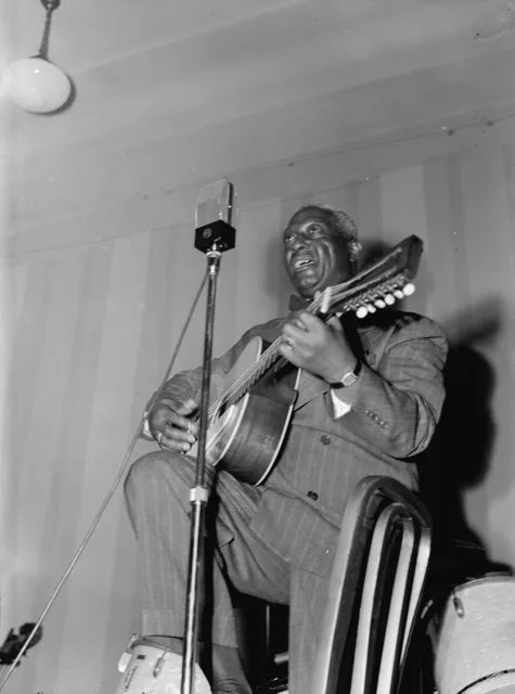 鉛肚皮(Lead Belly)在華盛頓國家記者俱樂部演出,威廉·戈特利布攝於 1938–1948 年間