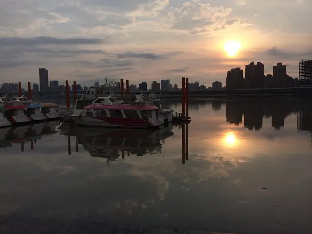 從大稻埕碼頭隔著淡水河望向三重的夕陽;1950~70 年代,河對岸的三重聚集了全台大部分的唱片工廠