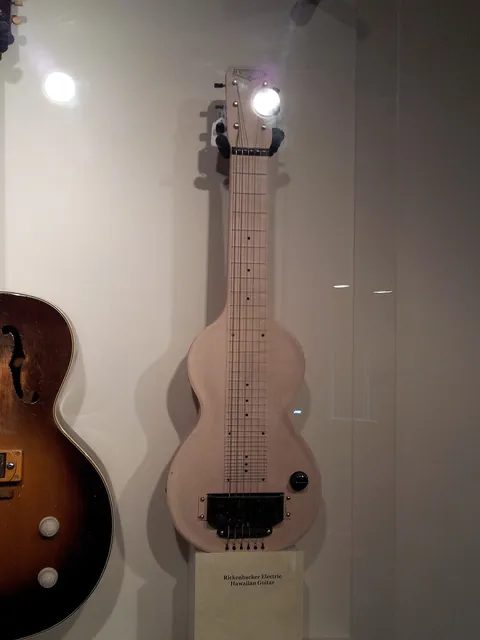 美國樂器博物館(Museum of Making Music)展出的 1930 年代 Rickenbacker 電夏威夷吉他:琴身平放、用金屬棒滑弦。郭一男跟文夏學的夏威夷吉他,也是這種平放滑弦的彈法。