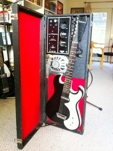 1962 年 Silvertone 琴盒音箱組:琴盒裡內建真空管音箱和喇叭,由 Danelectro 製造