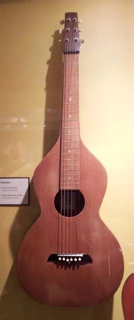 1920 年代的 Kona 夏威夷吉他（空心琴頸、平放彈奏），美國製樂博物館收藏
