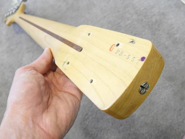 Fender 琴頸根部的編號印記，鑑定老琴時會拿來和琴身比對（圖為 1987 年日本製 Precision Bass）