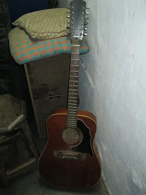 德國 Framus 出品的十二弦木吉他(2011 年攝),藍儂在電影《救命!》裡彈的也是 Framus 十二弦琴。