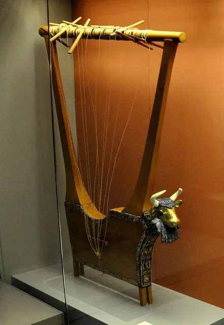 大英博物館的「王后里拉琴」,出自普阿比墓 PG 800;琴身木架、弦栓和弦都是現代復原