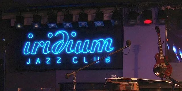 紐約 Iridium 爵士俱樂部的招牌寫著「萊斯·保羅之家」(2007 年 12 月)