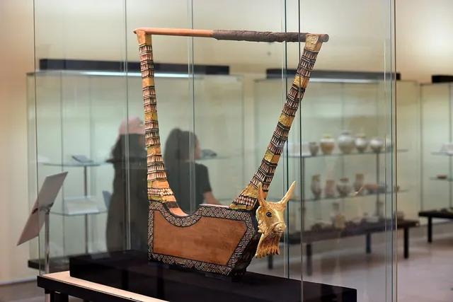 巴格達伊拉克博物館展出的烏爾「大金里拉琴」;2003 年博物館遭劫後重新修復,展出的牛頭是複製品,原件另外收藏