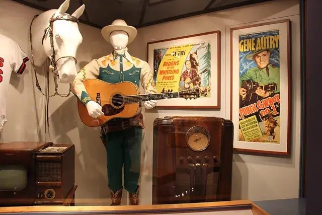 奧崔國家中心(Autry National Center)展出的金·奧崔海報、收音機、服裝與吉他。