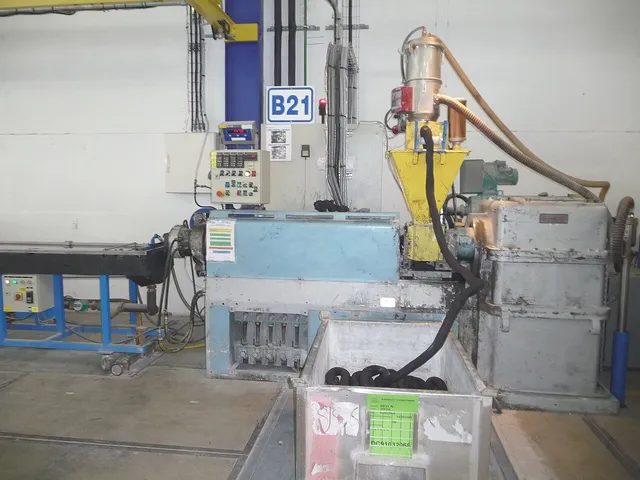 一台塑膠擠出機:原料從料斗進入,加熱推送後從模口擠出,左側接著冷卻水槽;尼龍弦的擠出也是同樣的原理