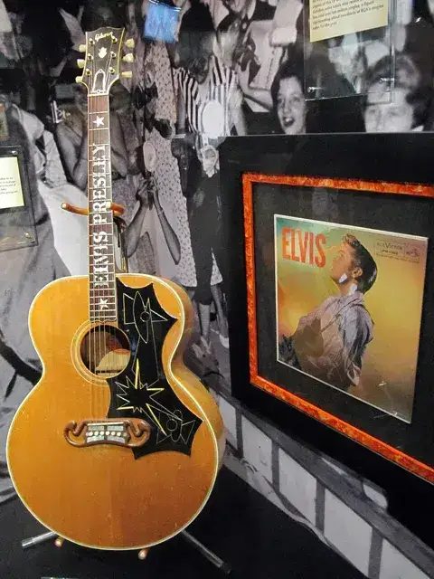 貓王在雅園(Graceland)展出的 Gibson J-200,他 1956 年 10 月在曼菲斯買下主力的那一把。