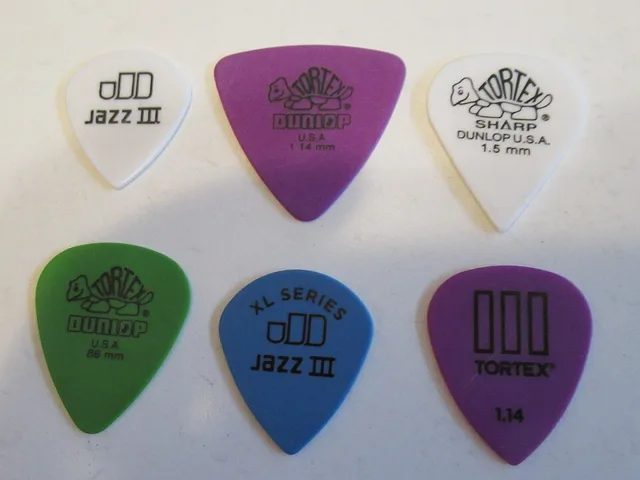 Dunlop Tortex 撥片;柯本那片創紀錄的撥片也是同一系列。