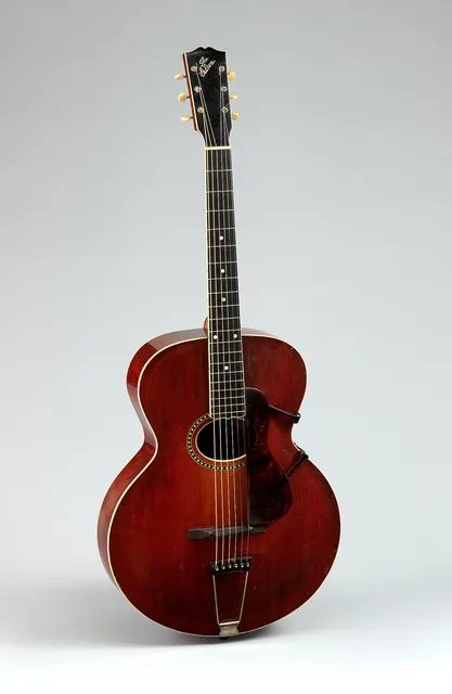 紐約大都會藝術博物館收藏的吉普森 L-4(約 1918 年),比可調調整桿問世早了幾年,琴頭上還沒有那片調整桿蓋。