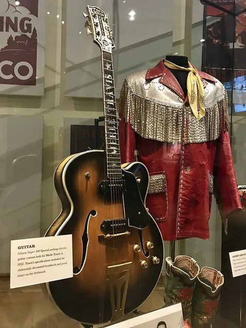 美國鄉村音樂名人堂展出梅爾·崔維斯的 1952 年 Gibson Super 400 特製琴,型號裡的 400 就是當年的售價。
