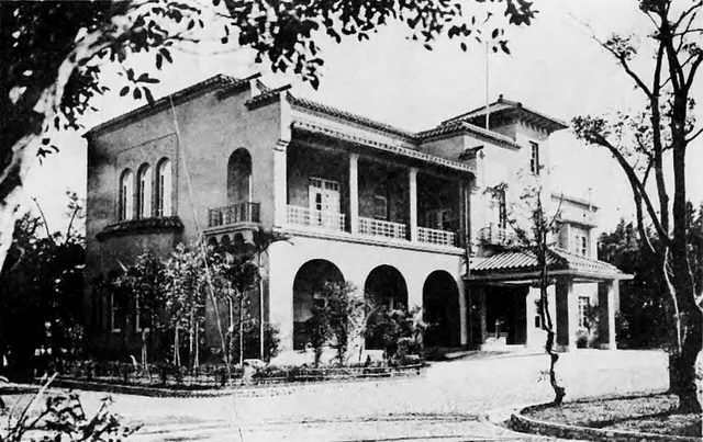 1933 年以前的臺北放送局(JFAK),日治時期的廣播從這裡把音樂與戲曲送進家庭,今天是臺北二二八紀念館。
