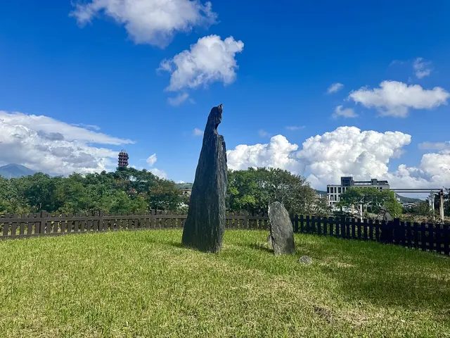 台東卑南遺址的石柱,拍攝者註明它的根部方位朝向都蘭山,這座山也就是卑南族人歌中的卑南山