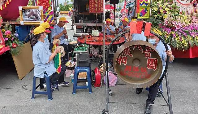 桃園八德的和成八音團 2022 年在新埔褒忠亭義民廟的義民節慶典上演奏;嗩吶、胡琴與大鑼並排,是北部客家八音在廟會裡的樣子
