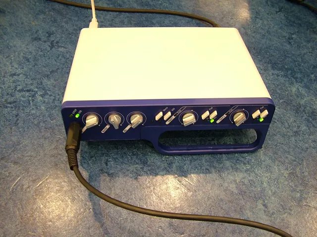 Digidesign 的 Mbox 2 錄音介面接上筆記型電腦裡的 Pro Tools;小小一個盒子,就能在任何地方錄音
