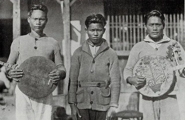 約 1930 年高雄州寶來社的三位平埔族男子,左右兩人抱著月琴,右邊那把的面板上畫著花。