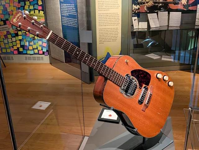 柯本《MTV Unplugged》的 Martin D-18E,2020 年成交後在倫敦皇家音樂學院博物館展出