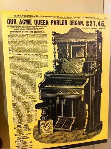 約 1902 年 Sears 郵購目錄上的家用風琴,標價 27.45 美元(樂器博物館 MIM 展出)